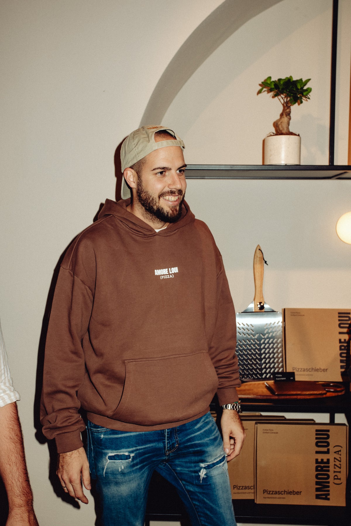 Mann trägt den braunen AMORE LOUI Oversized Hoodie, Vorderansicht