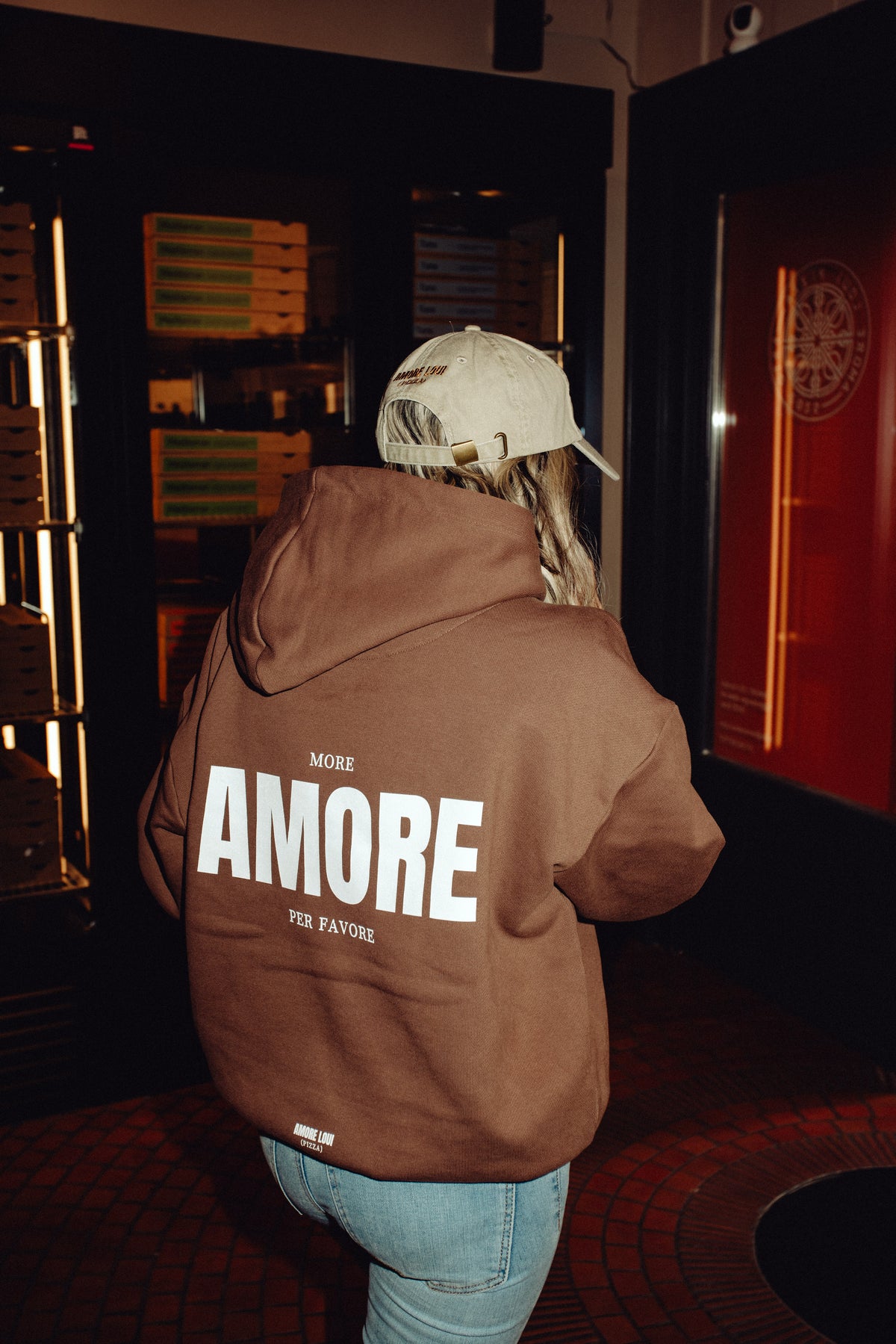 Brauner AMORE LOUI Oversized Hoodie mit großem Druck auf der Rückseite