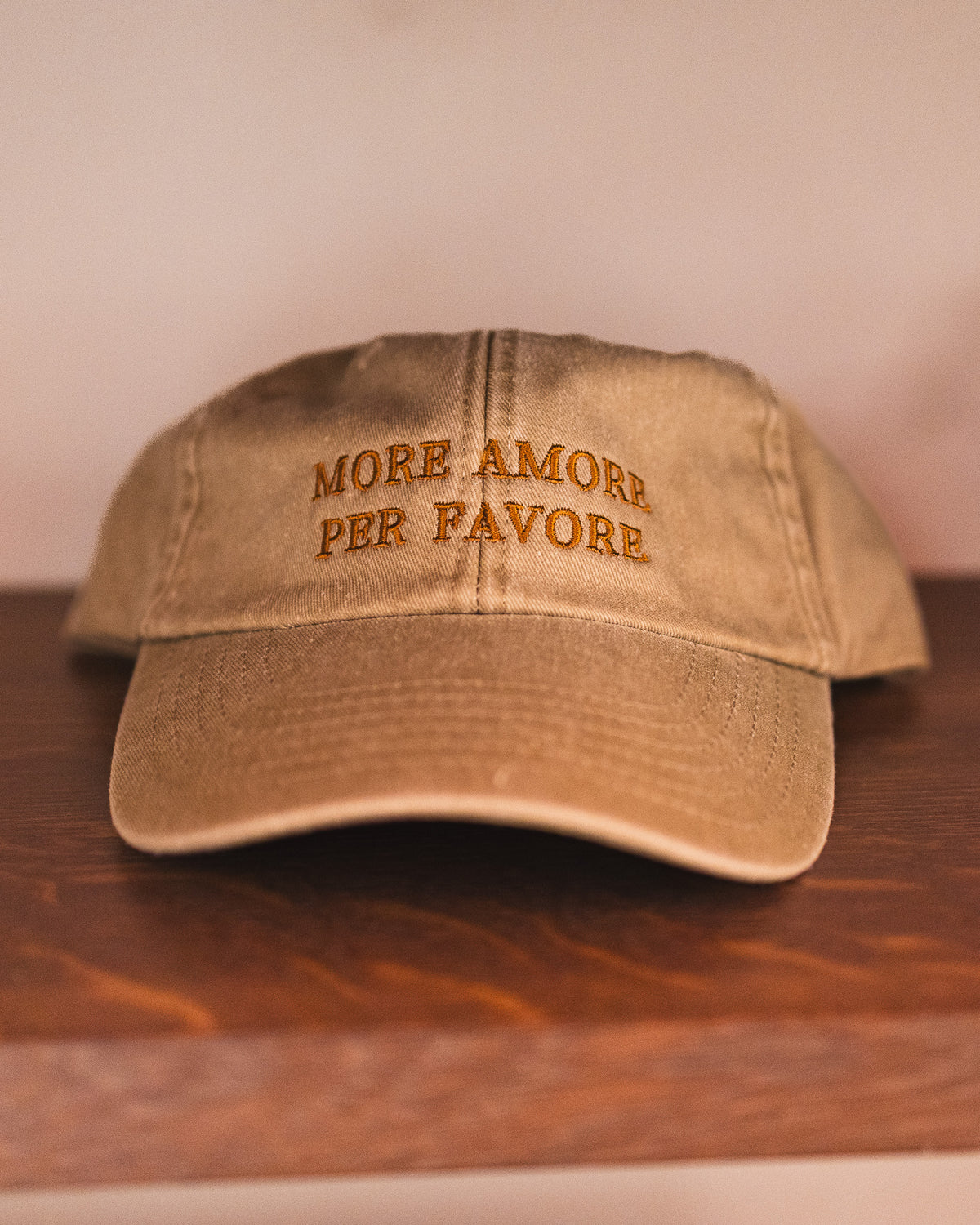 Kappe mit dem Spruch „MORE AMORE PER FAVORE“