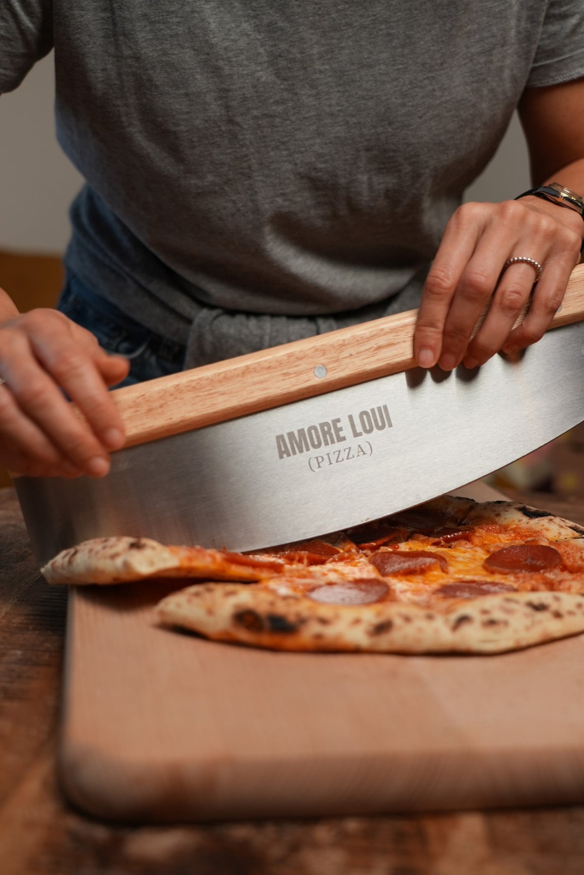 Nahaufnahme des Pizzaschneiders Grande beim Schneiden einer Pizza