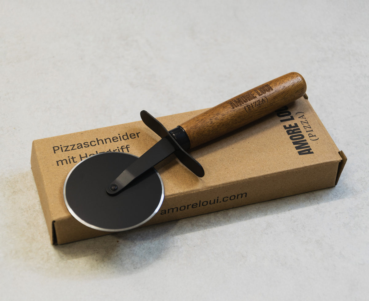 Nahaufnahme des Pizzaschneiders mit Holzgriff auf seiner Verpackung