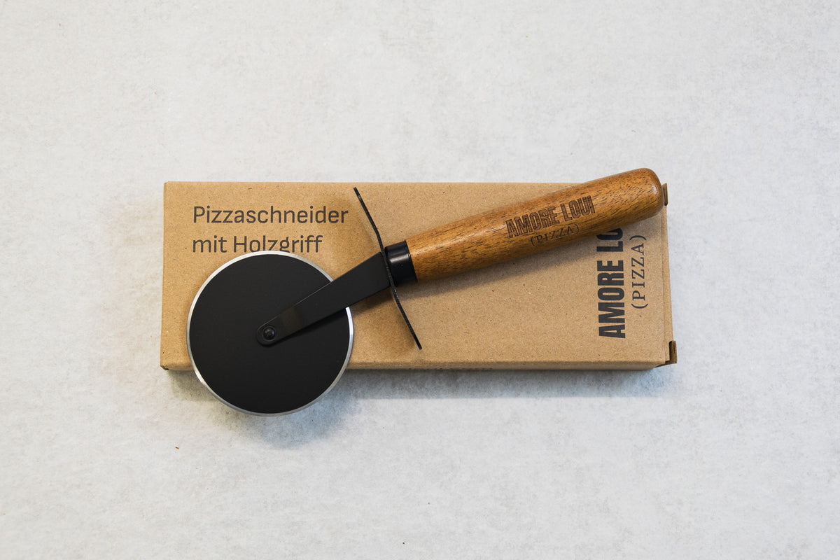 Pizzaschneider mit Holzgriff auf dem Produktkarton