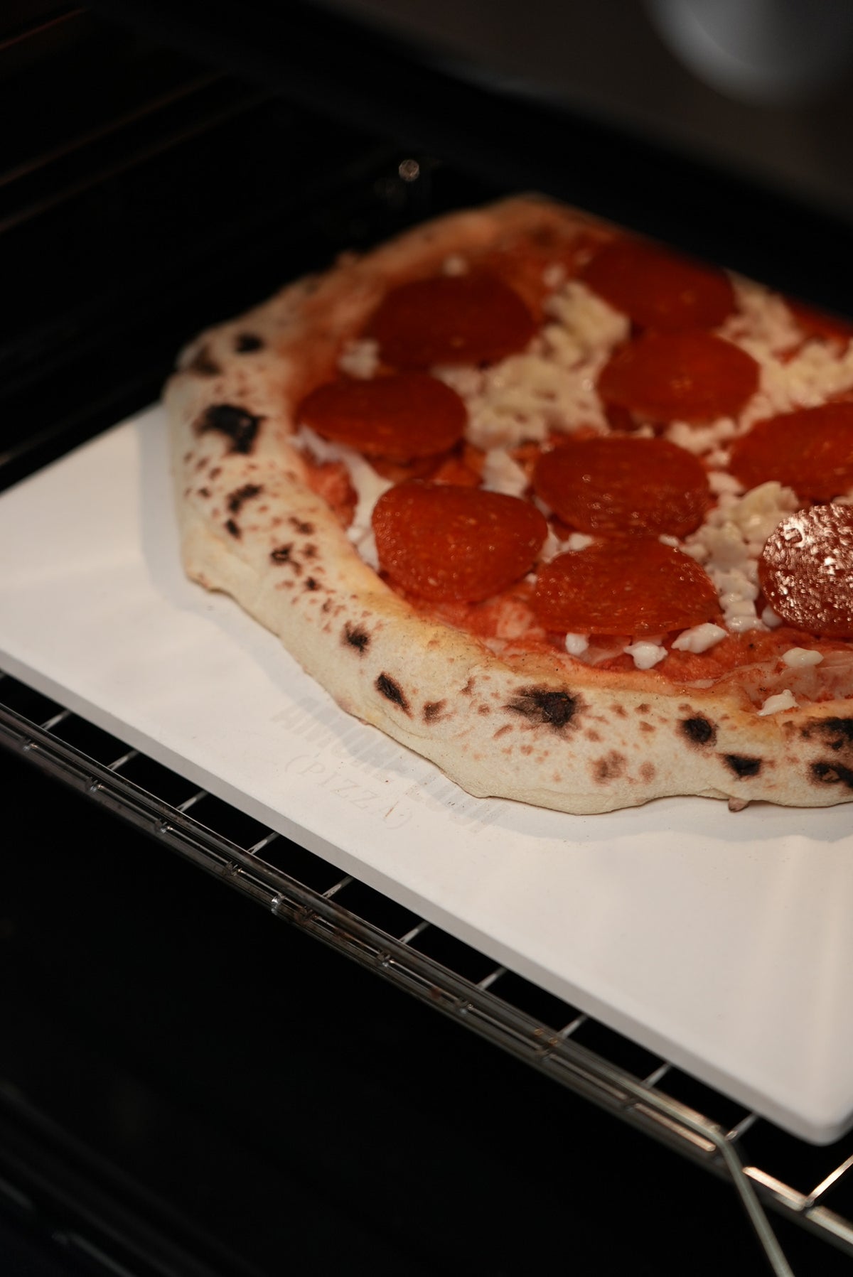 Pizza auf dem Pizzastein im Backofen