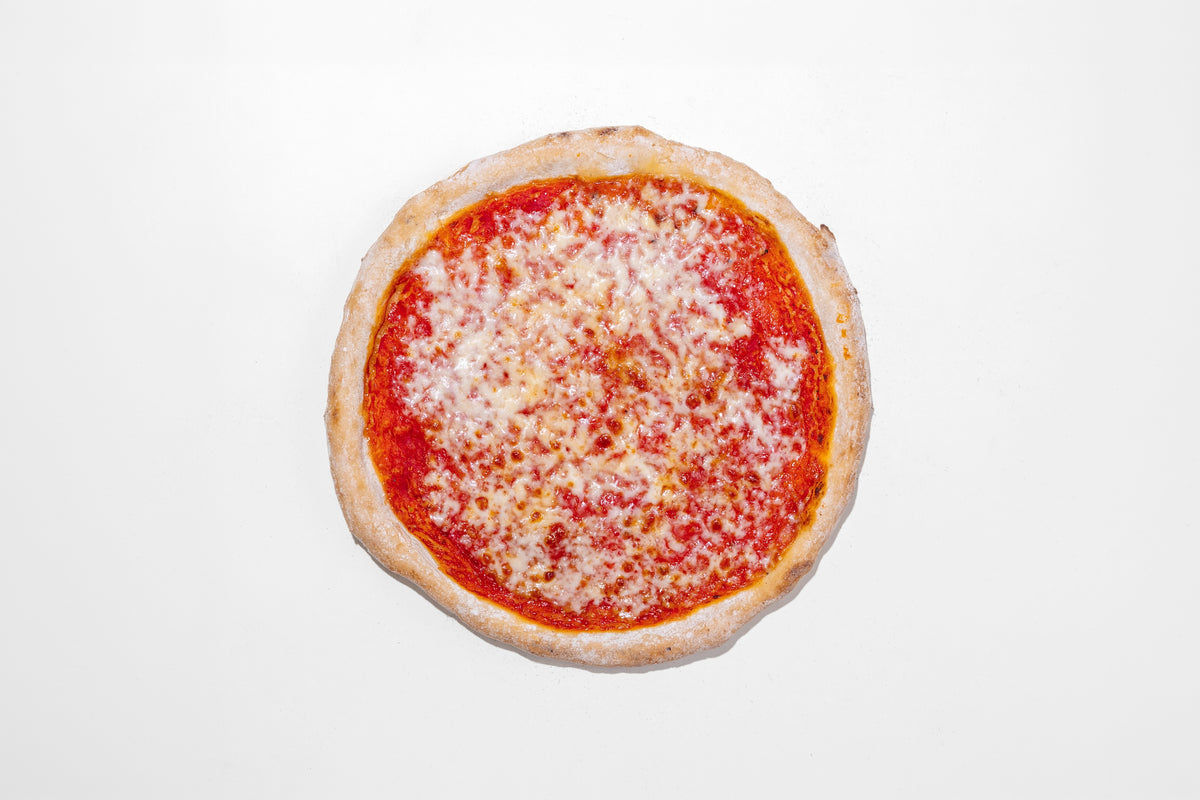 Pizza Margherita glutenfrei, fertig gebacken, von oben