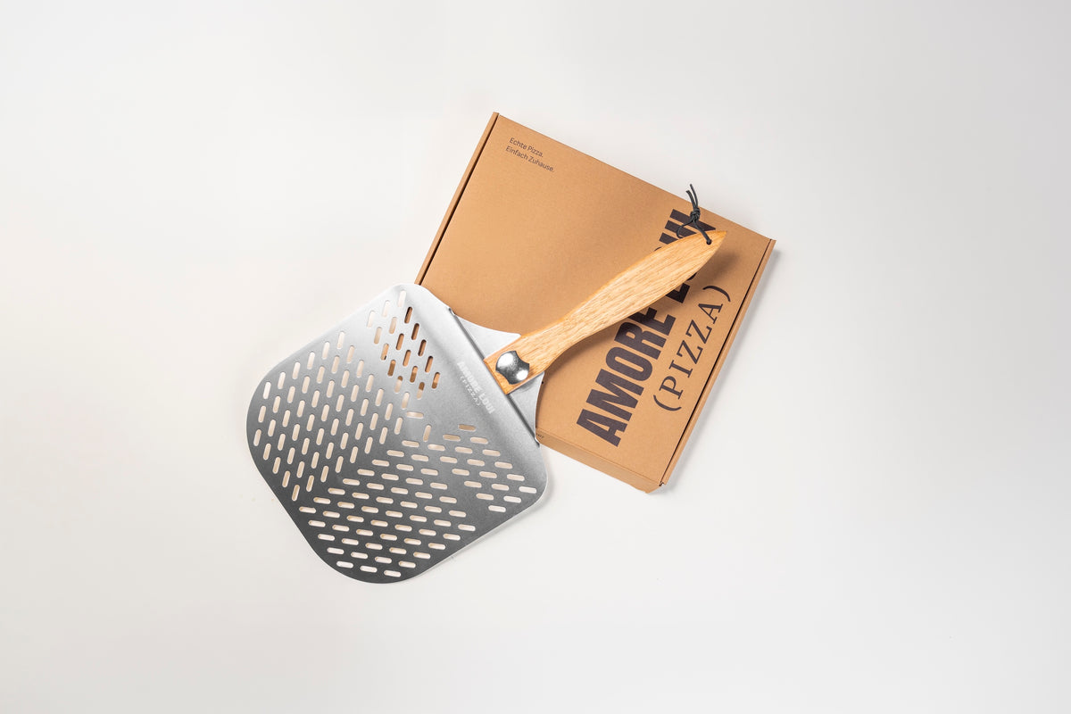 Pizzaschieber aus Metall mit Holzgriff und AMORE LOUI Verpackung
