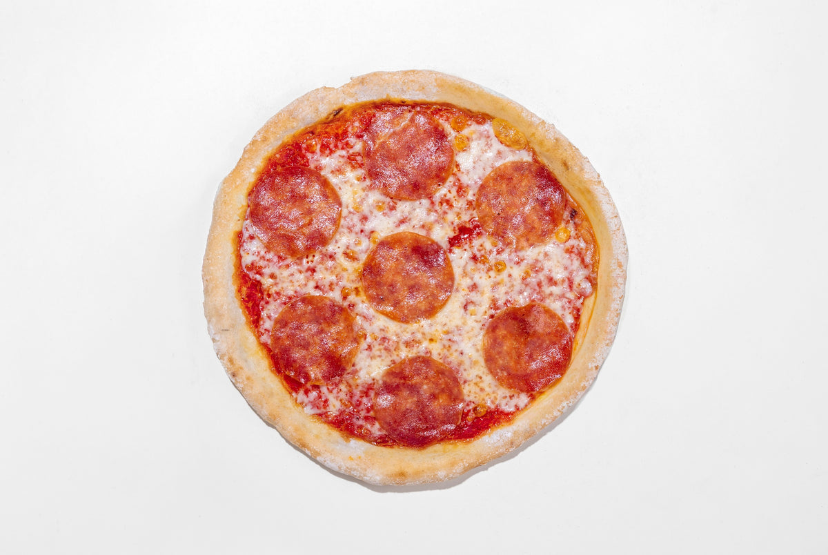 Pizza Salami glutenfrei, fertig gebacken, von oben