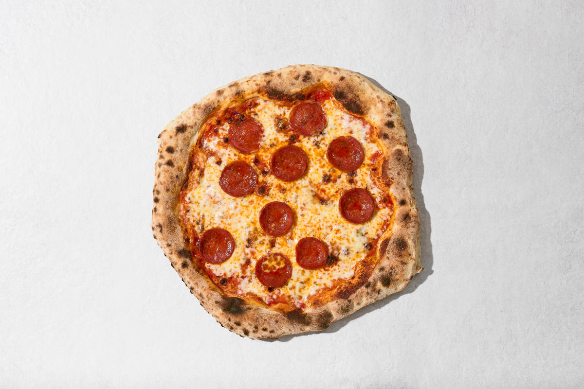 Pizza Diavola, fertig gebacken, von oben