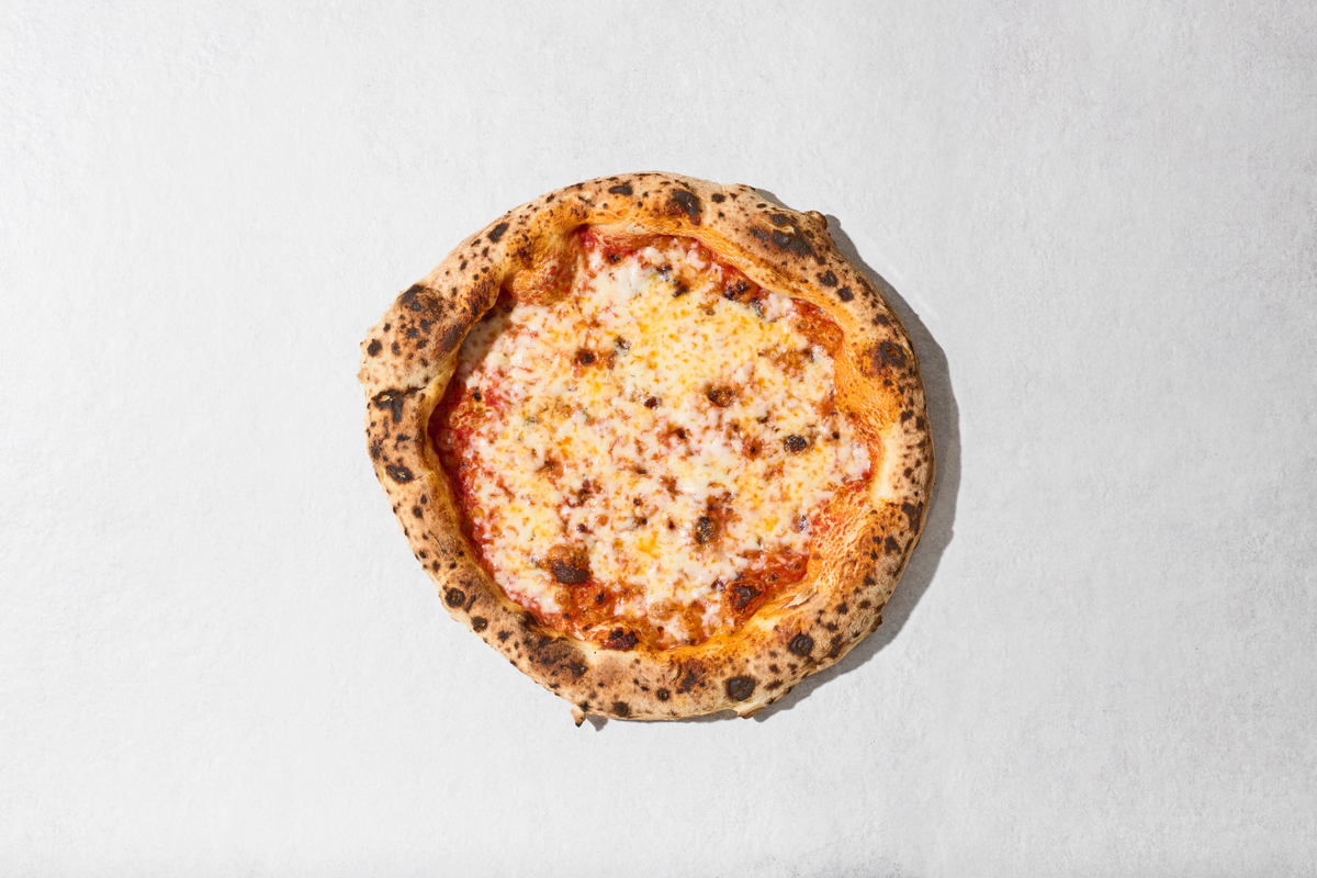 Pizza Margherita, fertig gebacken, von oben