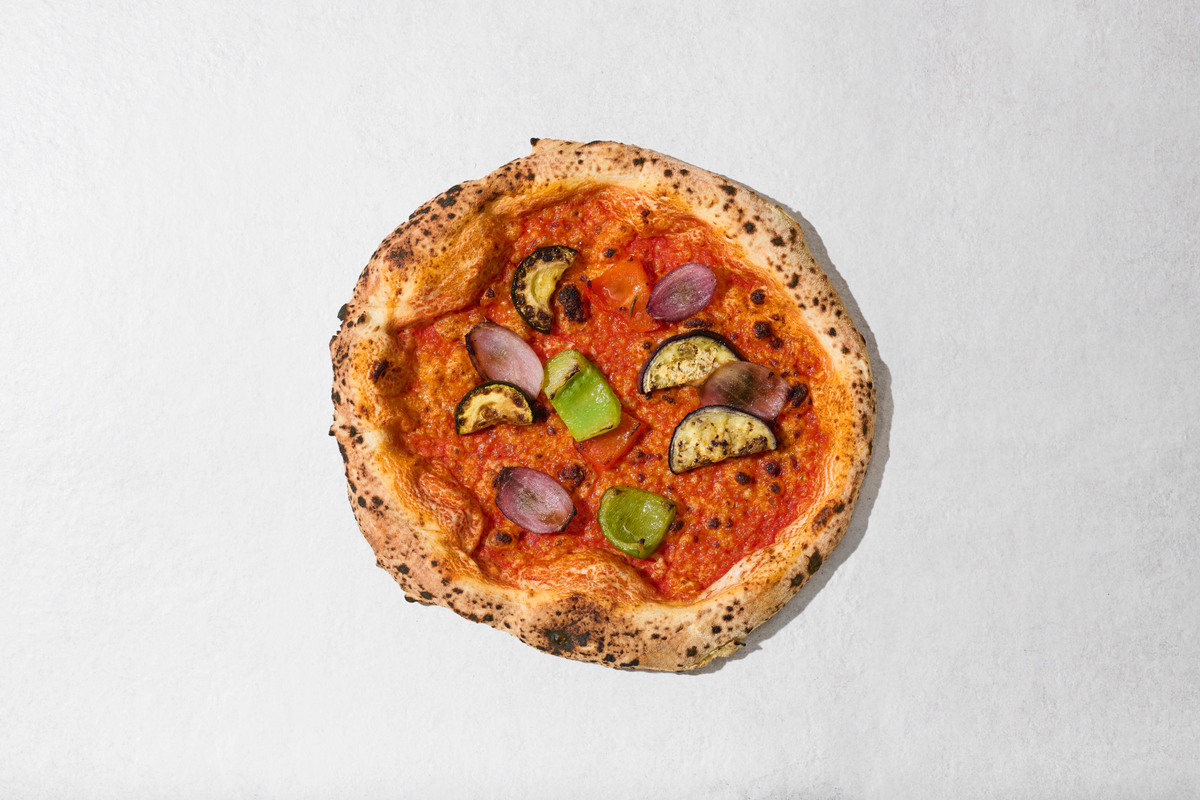 Pizza Mediterran, fertig gebacken, von oben