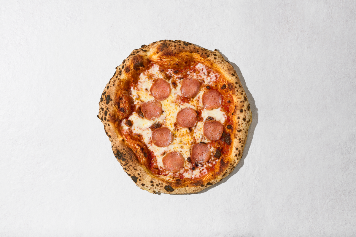 Pizza Salami, fertig gebacken, von oben