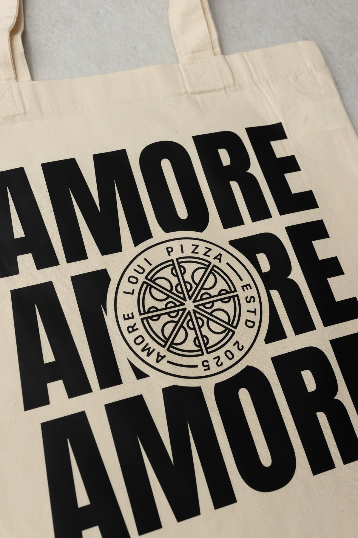 Nahaufnahme der Stofftasche mit großem AMORE Druck