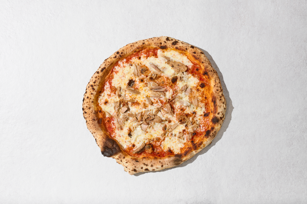 Pizza Tuna, fertig gebacken, von oben