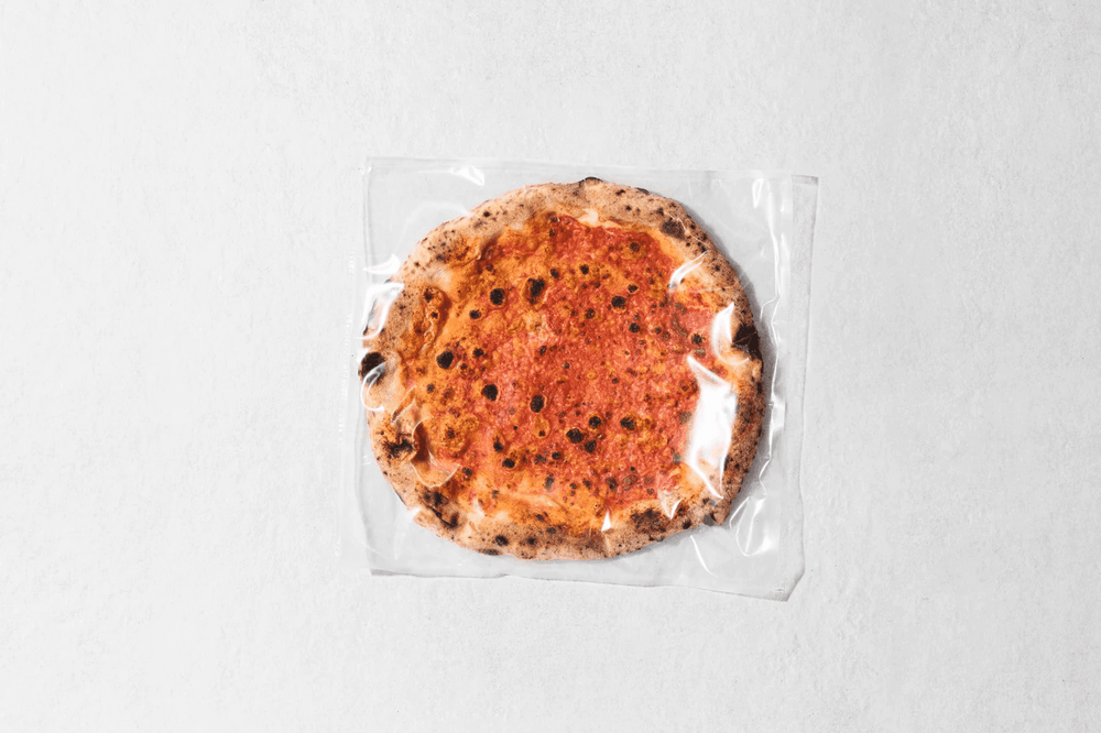 Fundamenta: vakuumierter Pizzaboden mit Tomatensauce