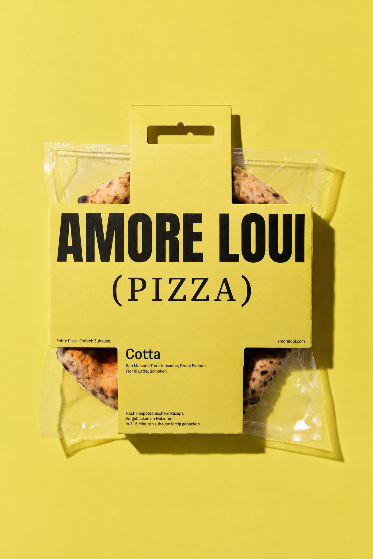 Pizza Cotta in der Verpackung auf farbigem Hintergrund