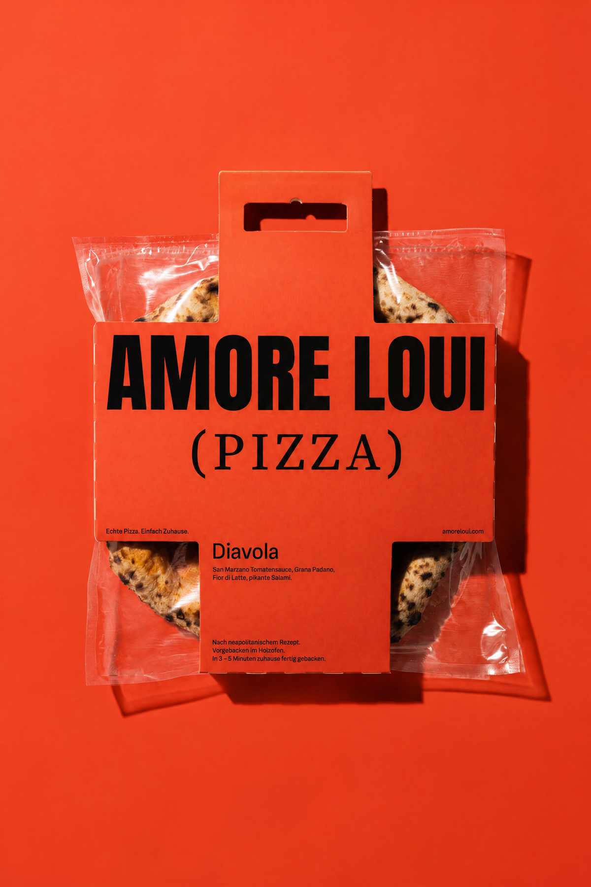 Pizza Diavola in der Verpackung auf farbigem Hintergrund