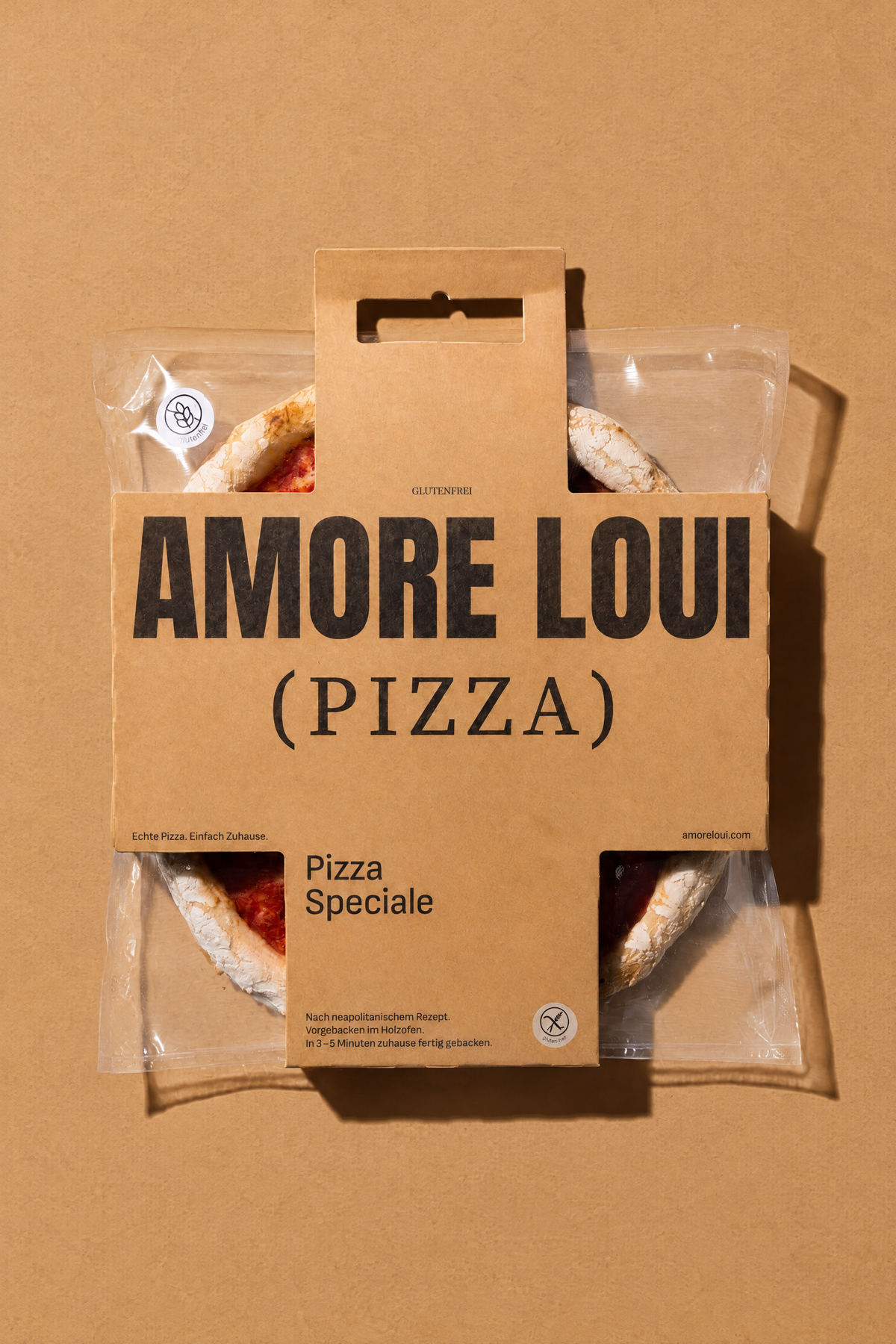 Pizza Kürbis Speciale glutenfrei in der Verpackung auf farbigem Hintergrund