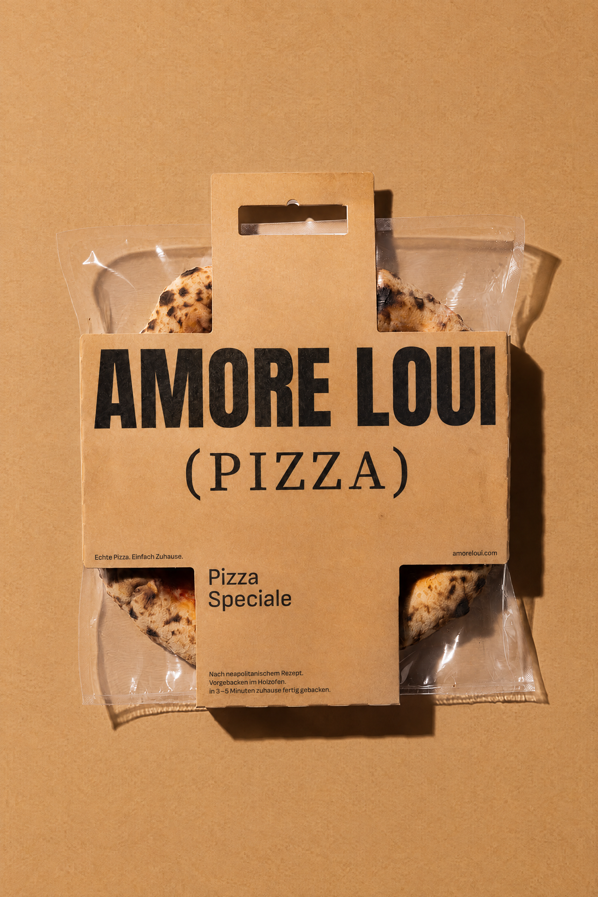 Pizza Kürbis Speciale in der Verpackung auf farbigem Hintergrund