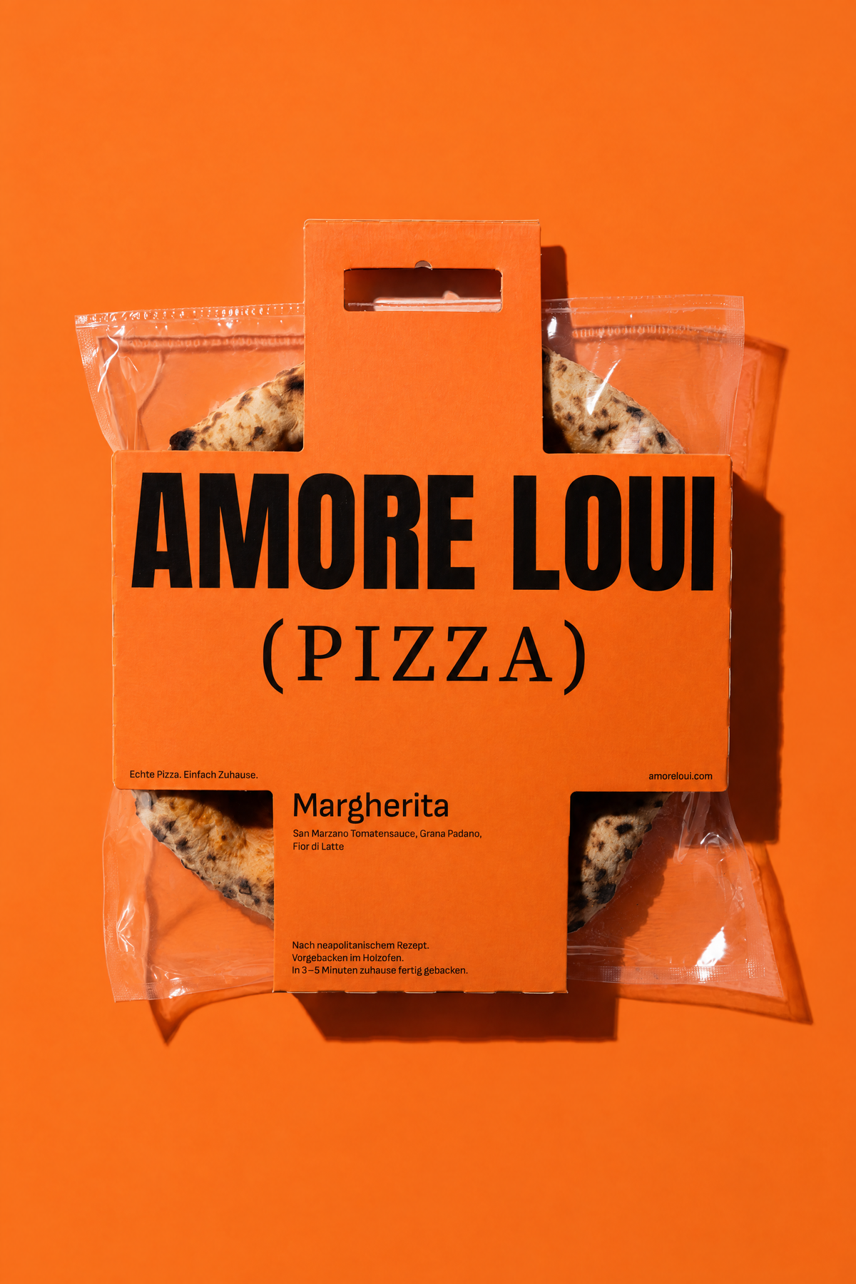 Pizza Margherita in der Verpackung auf farbigem Hintergrund
